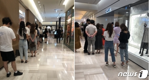 서울 신세계백화점 강남점 명품 매장 앞에서 사람들이 줄을 서서 기다리고 있다./사진제공=뉴스1