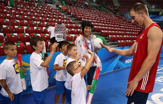 2018년 남자배구 세계선수권대회에 참가한 데이비드 스미스(오른쪽)가 경기 직후 응원 나온 청각장애 아동들을 만나 하이파이브를 하고 있다.국제배구연맹 제공