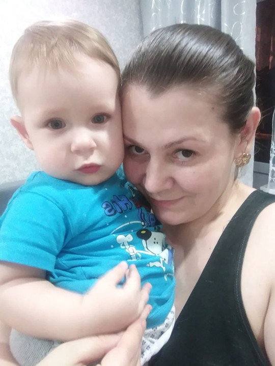 병원의 실수로 바뀐 배아로 임신·출산한 러시아 여성(오른쪽)과 친자확인 결과 ‘불일치’로 확인된 아들 데니스(왼쪽)