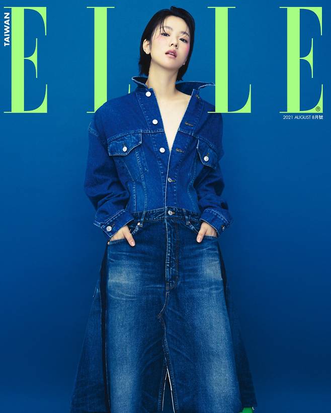 Actor JeJeJeon Yeo-been has covered the August issue of Elle Taiwan, a Taiwan fashioned version.Recently, while Vincenzo has been a big hit in Taiwan, attracting a hot response from Taiwan fans, JeJeJeon Yeo-been received a love call from Elle Taiwan. Elle said, I wanted to show JeJeJeon Yeo-been as a model of three cover that I did not do well. It also made the popularity of JeJeon Yeo-been realize.JeJeJeon Yeo-been in the three cover pictures that are open to the public collects attention with its elegant and luxurious atmosphere and uniqueness.She is digesting any fashion with her own charm, and she is proud of her beautiful visuals as well as the different images that have not been shown in this picture.On this day, JeJeJeon Yeo-been is a back door that has completed a high-quality picture with a delicate expression, pose, and professional posture, each of which has different charms.On the other hand, the picture of JeJeJeon Yeo-been can be found in the August issue of Elle Taiwan.