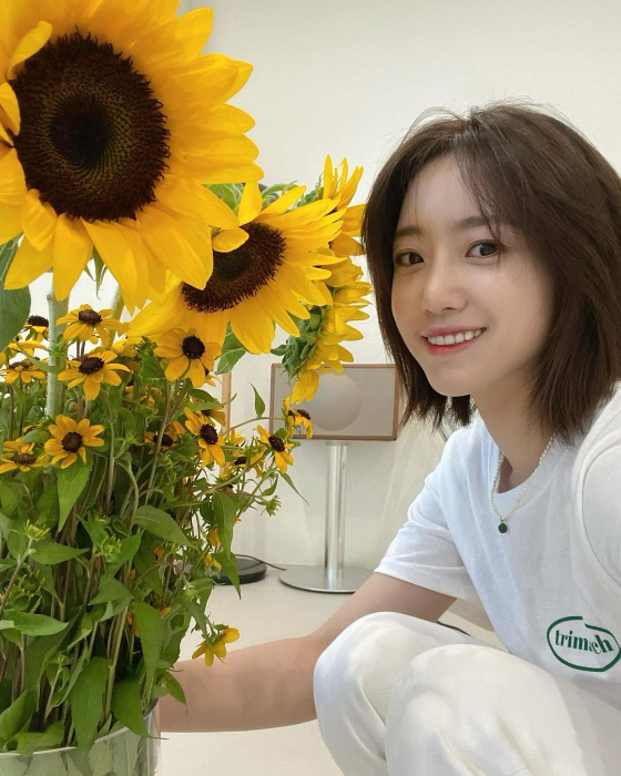 Ham Eun Jung posted several photos on his instagram on the night of the 29th.Among the photos released is Ham Eun Jung next to Sunflower.Ham Eun Jung, who is also called flower next to flowers, showed off beautiful looks next to Sunflower.On the other hand, Ham Eun Jung is appearing on the KBS 1TV evening drama Daming Dreams which was first broadcast in March.