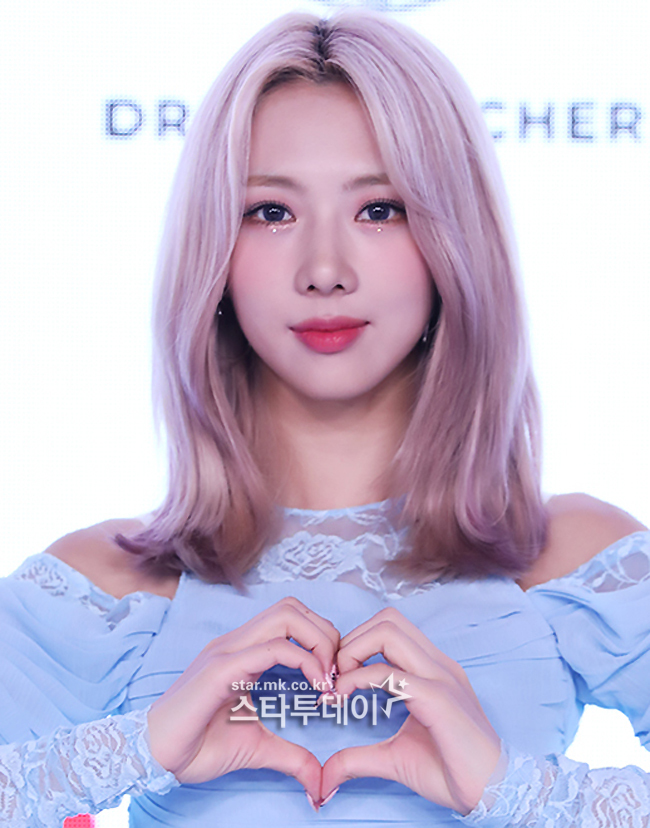 On the afternoon of the 30th, Online showcase members JiU, Sua, Park Si-yeon, Handong, Yo Hyo, Dami and Gahyeon of the group Dreamcatcher attended and showed a colorful stage.The event was conducted on-line with the influence of Corona 19.