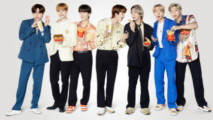 방탄소년단(BTS)이 맥도날드와 콜래보레이션한 ‘The BTS 세트’를 들고 있다 (사진=한국맥도날드)
