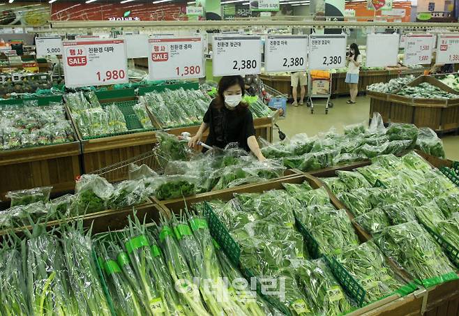 폭염이 지속되면서 일부 채소가격이 급등하는 가운데 지난 28일 서울 서초구 하나로마트 양재점에서 소비자들이 채소를 구입하고 있다.(사진= 김태형 기자)