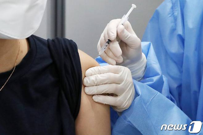 30일 서울 영등포구 구민회관에 마련된 코로나19 백신 예방접종센터에서 시민들이 백신 접종을 받고 있다. 2021.7.30/뉴스1 © News1 민경석 기자