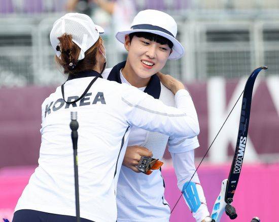 안산이 30일 일본 유메노시마 공원 양궁장에서 열린 도쿄올림픽 여자 양궁 개인전 16강에서 승리한 후 감독과 포옹하고 있다. /사진=연합뉴스