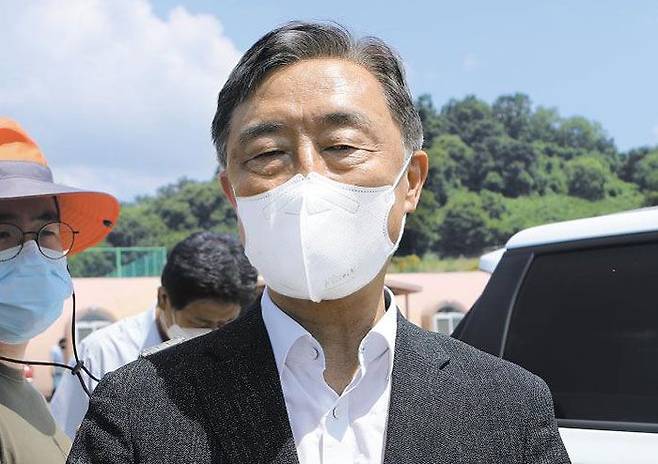 국민의힘 최재형 전 감사원장이 지난 27일 경기도 연천군 일대 민통선을 방문해 취재진의 질문에 답하고 있다.