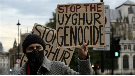 <2020년 10월 8일, 영국 런던에서 중국의 신장 위구르 자치구에서 자행되는 인권유린과 제노사이드를 당장 멈추라며 시위하는 사람들/ https://www.icij.org/investigations/china-cables/british-lawmakers-call-for-sanctions-over-uighur-human-rights-abuses/>