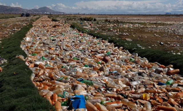볼리비아 오루로(Oruro) 인근 우루우루 호수로 유입되는 타가릿 강에 플라스틱 병과 쓰레기가 떠다니고 있다. 오루로=AP 연합뉴스