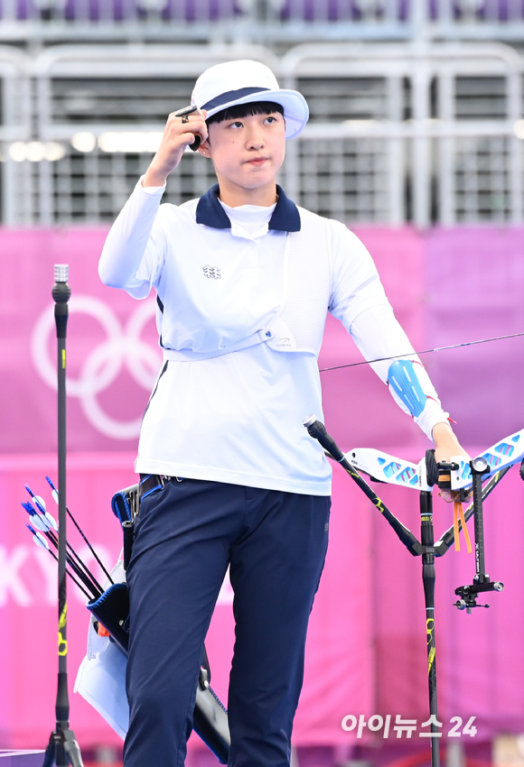 한국 양궁 안산이 30일 일본 도쿄 유메노시마공원 양궁장에서 열린 2020 도쿄올림픽 양궁 여자 개인전 결승에서 ROC(러시아올림픽위원회)의 옐레나 오시포바를 누르고 금메달을 차지했다. 안산이 응원 온 한국 선수단을 향해 주먹을 들어보이고 있다.