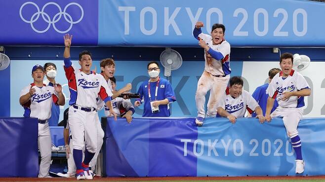 한국 야구대표팀이 지난 29일에 열린 이스라엘과의 2020도쿄올림픽 조별리그에서 승리한 후 환호하고 있다. 한국은 31일 미국과 2차전을 치른다. /사진=뉴스1