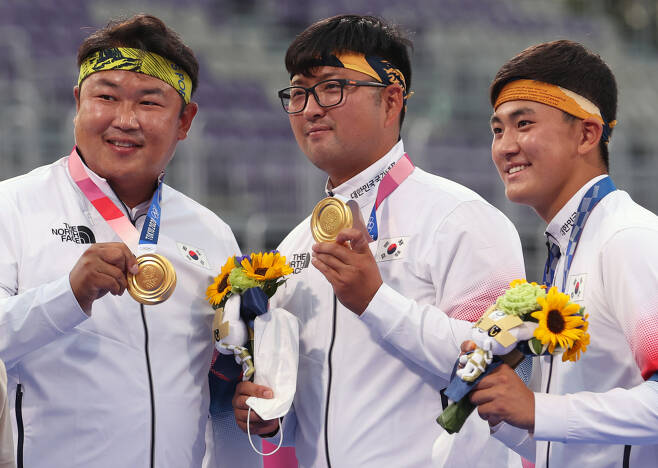 도쿄올림픽 남자 양궁 단체전에서 금메달을 차지한 김제덕(오른쪽부터), 김우진, 오진혁 선수 [연합]