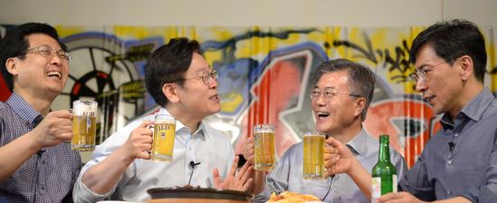 문재인 대통령(오른쪽 둘째)이 2017년 4월 8일 서울 마포의 호프집에서 당시 민주당 대선경선에 함께 출마했던 안희정 전 충남지사(오른쪽부터), 이재명 경기지사, 최성 전 고양시장과 맥주를 함께 마시는 모습. 뉴시스