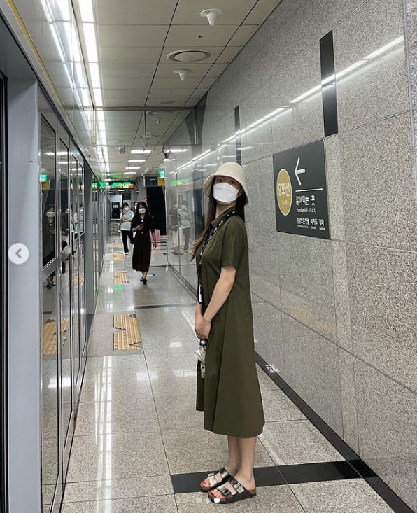 Actor Ryu Hwa-young from the group T-ara told the daily life.Ryu Hwa-young posted two photos on his instagram with emoticons on the 2nd.Ryu Hwa-young in the public photo is waiting for the subway at the station.Meanwhile, Ryu Hwa-young has been a member of the girl group T-ara and is preparing to return to the screen after confirming his first starring film, Site Sound (director Kim Jung-wook).Photo: Ryu Hwa-young SNS
