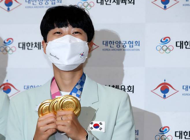 2020 도쿄올림픽 양궁 3관왕 안산이 1일 오후 영종도 인천국제공항을 통해 귀국한 뒤 금메달을 들어보이며 밝게 웃고 있다. (사진=연합뉴스)