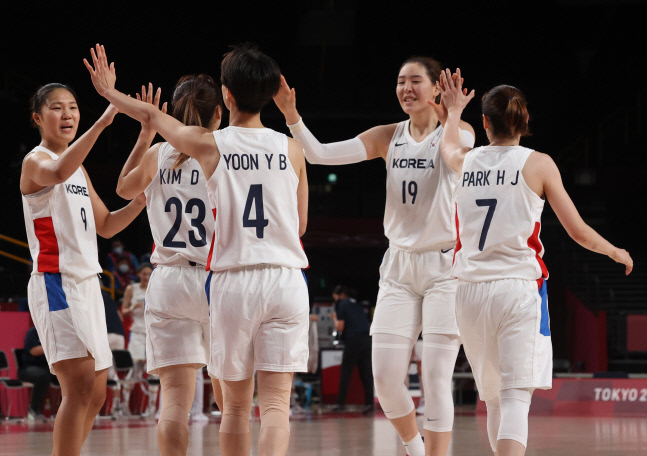 도쿄 올림픽 여자 농구 대표팀선수들이 지난 1일 사이타마 아레나에서 열린 세르비아 전에서 득점 후 기뻐하고 있다.  사이타마 | 연합뉴스