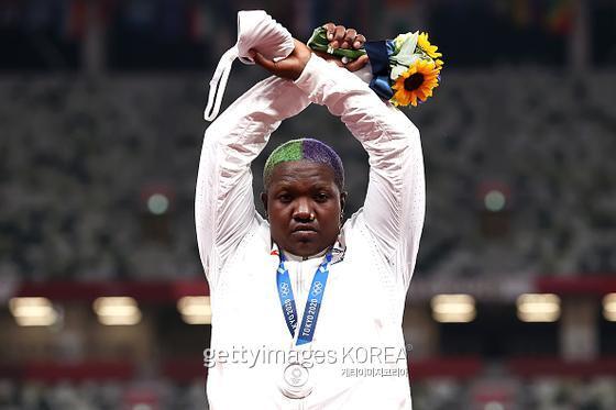 미국 여자 포환던지기 국가대표 레이븐 손더스가 1일 일본 도쿄 올림픽 경기장에서 열린 시상식에서 X자 표시를 취하고 있다. 사진=게티이미지