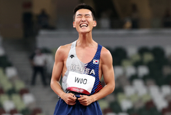 도쿄올림픽 남자 높이뛰기 우상혁이 1일 도쿄 올림픽스타디움에서 열린 결선에서 2.39미터 실패 후 아쉬워 하고 있다. 우상혁은 "괜찮아"라고 외쳤다. [사진 출처 = 연합뉴스]
