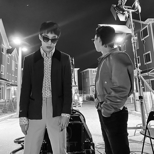 Lee Chan-hyuk of the group Evil community (AKMU) has revealed his latest with singer Zion.T.Lee Chan-hyuk posted several photos on his Instagram on the 2nd with Zion.T with the comment AKMU - BENCH (with Zion.T) Official Video has been released.The photo shows Lee Chan-hyuk and Zion.T, which boast a similar atmosphere and boast of extraordinary chemistry.The pair put their hands in their pants pockets with a faceless face and emanated a chic charm.Similar fashion styling by Lee Chan-hyuk and Zion.T also attracts attention.The two, who were stylish with their unique sunglasses, shirts, wide pants, and other Symilor items, resembled a dry body and boasted a warm chemistry like a brother.The netizens who watched this responded such as It is the best friend of the soul, It is so lovely ~ ~ two and It is really good together.