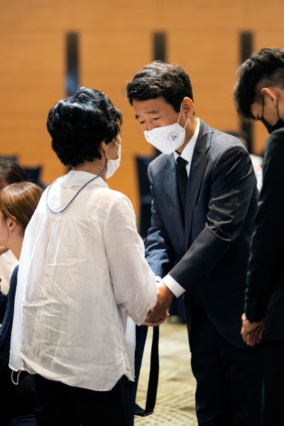 7월10일 고 이주현씨의 어머니와 대화하고 있는 김완중 외교부 기조실장(오른쪽).ⓒ시사IN 조남진