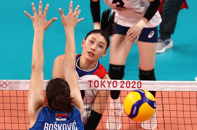 김연경이 2일 일본 도쿄 아리아케 아레나에서 열린 2020 도쿄올림픽 여자 배구 A조 조별리그 세르비아와 경기에서 공격을 하고 있다.                 도쿄 | 연합뉴스