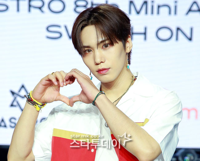Singer Astro Rocky has a photo time on the showcase to commemorate the release of the mini 8th album Switch On held on Online Live on the afternoon of the afternoon.