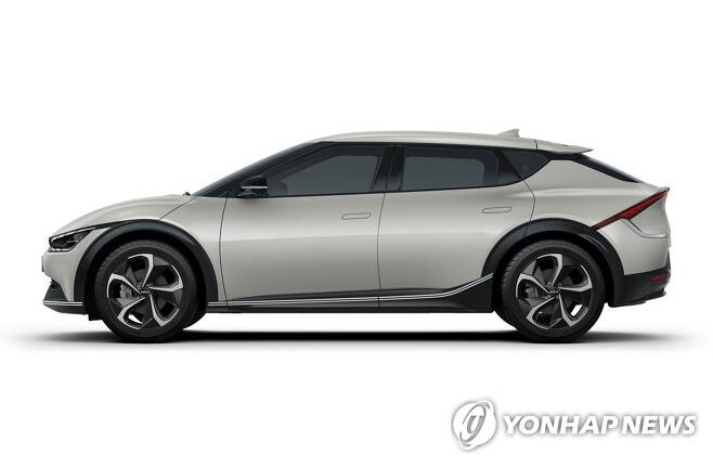 기아, 전용전기차 EV 시리즈 첫 모델 EV6 출시 (서울=연합뉴스) 기아가 2일 전용전기차 EV 시리즈의 첫 모델 'The Kia EV6'(스탠다드, 롱 레인지, GT-Line)를 출시한다.
    사진은 EV6 롱 레인지. 2021.8.2 
    [기아자동차 제공. 재판매 및 DB 금지] photo@yna.co.kr
