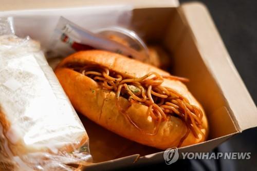 호텔 아침 식사 (도쿄 로이터=연합뉴스) 도쿄올림픽 개막식을 하루 앞둔 지난달 22일 도쿄의 한 호텔이 배달한 아침 식사 상자에 샌드위치와 빵이 들어 있다. (이 사진은 기사에 등장하는 격리된 네덜란드 대표팀과는 직접적인 관련성이 없음.)
