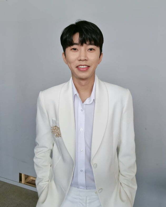 Singer Lim Young-woong showed off his warm visualsLim Young-woong posted Is it? on her Instagram page on Thursday, in a photo she posted together, with Lim Young-woong wearing a white suit.The sophisticated and elegant look catches my eye. The warm visuals and Smile make the viewers build Smile.Lim Young-woong is loved by his warm appearance and excellent singing skills as well as his right personality.In addition to music broadcasting and stage, it is also prominent in broadcasting activities such as TV Chosun Colcenta of Love and Ponga Academy.In addition, we are actively communicating with the fan club hero era through SNS such as YouTube.In addition, Lim Young-woong is also ranked # 1 in various surveys such as music charts, Good Star with Eyes, Star with Angel-like appearance, and Star who seems to enjoy summer vacation more than anyone.Lim Young-woongs official YouTube channel Lim Young-woong has been breaking views at a sharp pace every day.The Lim Young-woong official YouTube channel, opened on December 2, 2011, currently has 1.2 million subscribers and has exceeded 940 million views.Lim Young-woong is actively communicating with fans by uploading nearly 600 videos, of which 15 have more than 10 million views.Music Video, cover stage, performance stage such as One 60s old couple story, My love like a star, Wish, I regret crying, HERO, One day, Portrait postcard, Ugly love, Song is my life, In addition, Lim Young-woongShorts, an independent channel in the official YouTube channel, has more than 164,000 independent subscribers.In Lim Young-woongShorts, a small image such as the shooting behind-the-scenes, practice, and stage immediately after the stage is released in about a minute, and it gives the audience a fun to know.Lim Young-woong marks his fifth anniversary on the 8th, and Lim Myeong-ungs fan club heroic era marks the fifth anniversary of Lim Young-woongs debut with a variety of activities.In addition to advertising, donations, donations, donations, and volunteer activities are leading the right fan culture.