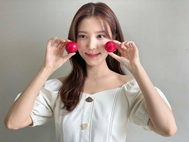 Actor Si-a Jin showed off her refreshing charm.Si-a Jin wrote on his Instagram account on Thursday: Plum brought by manager Juhee in a photo posted together, Si-a Jin wearing a white off-shoulder blouse.Two Plums are lifted up in both cheeks and smiles, while beauty and lovely charms catch the eye.Si-a Jing married Do-bin Baek, son of Baek Yoon-sik, in 2009, and has one male and one female.