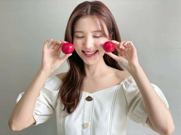 Actor Si-a Jin showed off her refreshing charm.Si-a Jin wrote on his Instagram account on Thursday: Plum brought by manager Juhee in a photo posted together, Si-a Jin wearing a white off-shoulder blouse.Two Plums are lifted up in both cheeks and smiles, while beauty and lovely charms catch the eye.Si-a Jing married Do-bin Baek, son of Baek Yoon-sik, in 2009, and has one male and one female.