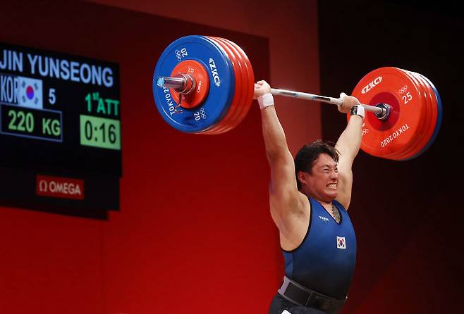 3일 일본 도쿄국제포럼에서 열린 도쿄올림픽 역도 남자 109kg급에 출전한 진윤성이 용상 1차 시기에서 220kg을 들어올리고 있다. 사진=연합뉴스