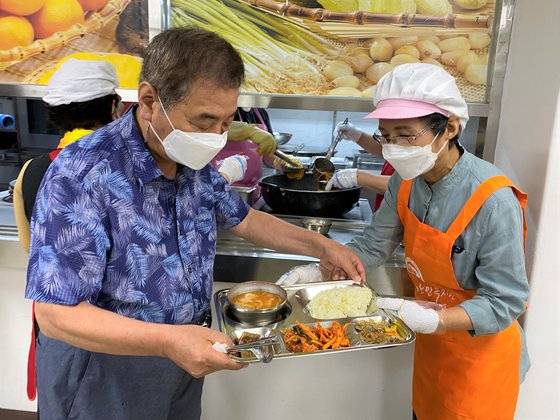 더불어민주당 대선 주자 이낙연 전 대표의 아내 김숙희씨가 2일 전북 전주 양지노인복지관에서 배식 봉사를 하고 있다. 김숙희씨는 41년 전 이낙연 동아일보 기자와 소개팅 한 뒤 먼저 동아일보 편집국으로 전화해 이 전 대표에게 만나자고 말할 정도로 적극적인 성격이다. 김씨는 "내가 전화하지 않았다면 남편은 '그걸로 끝이었을 거'라고 말하더라. 내가 미모가 뛰어나지 않았나봐"라며 크게 웃었다. 송승환 기자