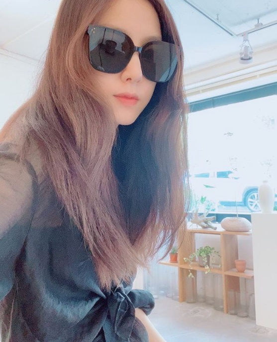Seo Ji-hye posted a picture on his instagram on the 3rd with an article entitled Selfie is a long time.In the open photo, Seo Ji-hye is staring at the camera with sunglasses on, looking like shes enjoying a relaxing time in a cafe.Seo Ji-hye, who posted a picture for a long time, still catches the eye with beautiful looks.Seo Ji-hye said in April that he was involved in an episode with Actor Kim Jung-hyun, but it was not true.Meanwhile, Seo Ji-hye met viewers last year with Loves crash and I want to eat dinner.
