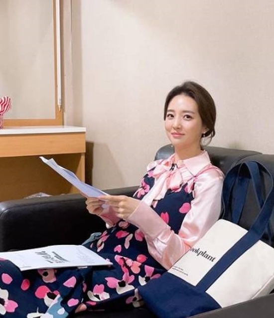 On the 3rd, Kim So-young told his Instagram, From last week, Rabokki, Instant noodle three times a week.# Free Doctor MC as a bitter reflection ... and released a picture.The photo shows Kim So-young looking at the script ahead of the broadcast recording.Kim So-youngs small face and distinctive features are impressive enough to say that he is reflecting on Rabokki and Instant Noodle.The netizens who responded to this response responded that Instant noodle and Rabokki are not guilty, It is so beautiful that you eat delicious and It is okay because it is not tiana.Meanwhile, Kim So-young has a daughter with a former announcer Oh Sang-jin and marriage.Photo: Kim So-young Instagram