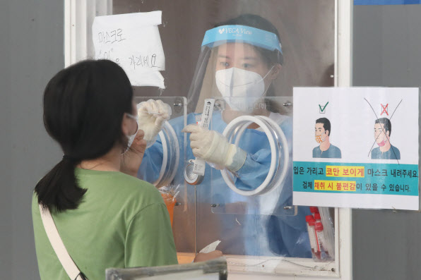지난 2일 오전 서울역 코로나19 임시선별진료소에서 한 시민이 검사를 받고 있다.