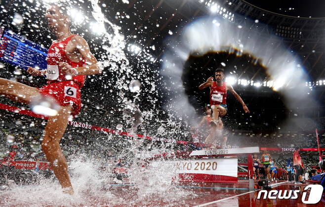 2일 도쿄 올림픽 스타디움에서 장애물 달리기 선수들이 비를 뚫고 금빛 레이스를 펼치고 있다. © 로이터=뉴스1 © News1