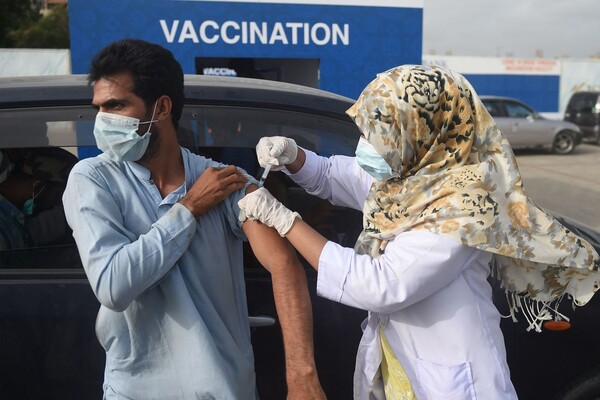 3일 파키스탄 카라치에서 남성이 코로나19 백신을 접종하고 있다. 카라치/AFP 연합뉴스