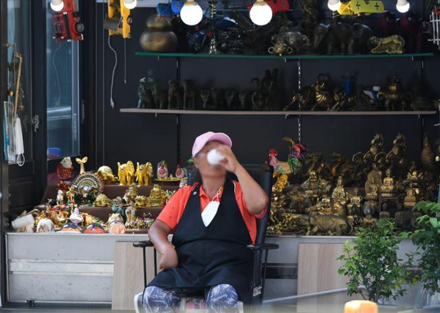 3일 오후 종로구 창신동 동대문역 부근의 '거리 가게' 앞에서 한 상인이 냉수 한 컵으로 더위를 식히고 있다. 왕태석 선임기자