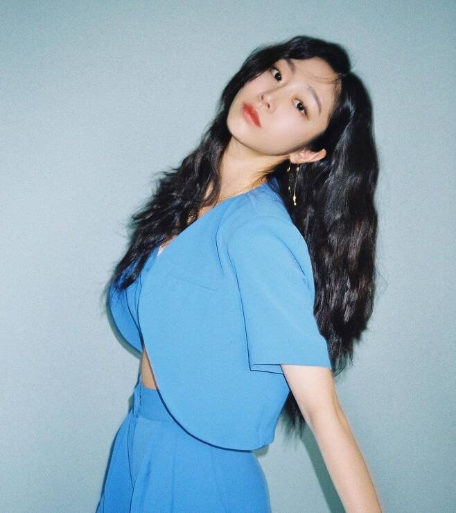 Group Lovelyz member Seo Ji-soo showed off a soft visual that was sweltering and led the fans attention.On the 3rd, Seo Ji-soo released several photos of dolphins, whales, and butterfly emoticons without any comment through personal Instagram.In the open photo, Seo Ji-soo took a picture in a blue top and bottom, especially his perfect visual and slim figure, which attracted the viewers admiration.The netizens who watched this were full of reactions to praise the visuals of Seo Ji-soo such as Seo Ji-soos nose is true, I get blue clothes well, Blue Fox and Blue index is beautiful.Meanwhile, Lovelyz (Baby Soul, Yoo Ji-ae, Seo Ji-soo, Lee Mi-joo, Kei, JIN, Ryu Soo-jung, and Jeong Ye-in), which Seo Ji-soo belongs to, is a debut group in November 2014, and has released their 7th mini album in September last year and is now devoted to personal activities.iMBC  Photo Source Seo Ji-soo Instagram