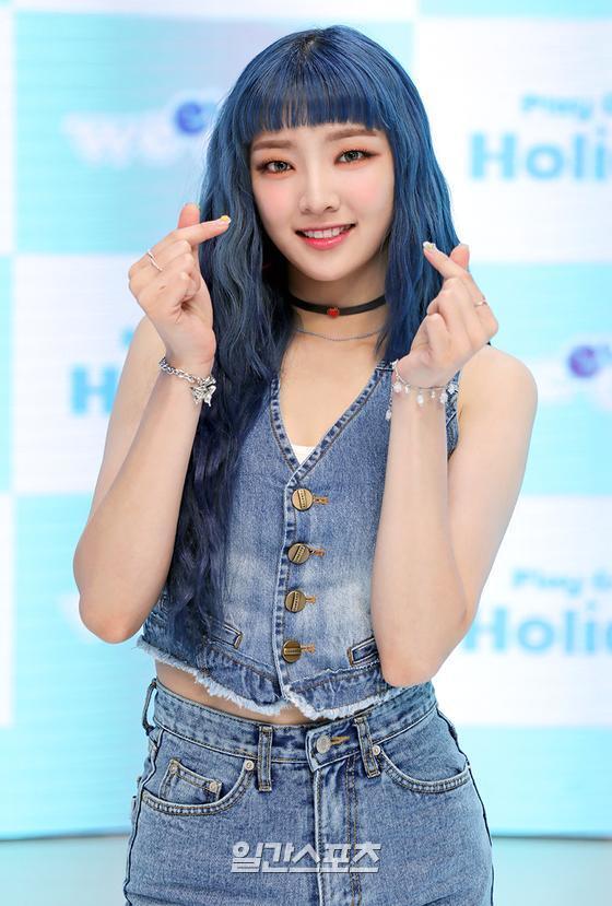 Girl group Weekly hosted an online showcase commemorating the release of the mini-fourth album, Play Game: Holiday on the afternoon of the 4th.Weekly (Lee Soo-jin, Monday, Cihan Ünal, Shin Ji-yoon, Park Soeun, Joa, Lee Jae-hee) member Park Soeun poses in photo time.