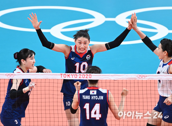 4일 오전 일본 도쿄 아리아케 아레나에서 2020 도쿄올림픽 여자 배구 8강 대한민국 대 터키의 경기가 펼쳐졌다. 한국 김연경이 득점을 한 후 선수들과 기뻐하고 있다.