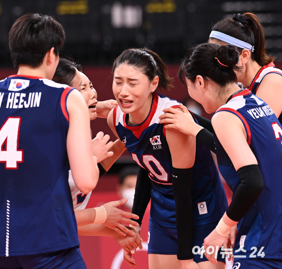 4일 오전 일본 도쿄 아리아케 아레나에서 2020 도쿄올림픽 여자 배구 8강 대한민국 대 터키의 경기가 펼쳐졌다. 한국 김연경이 선수들과 대화를 하고 있다.