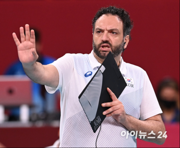 4일 오전 일본 도쿄 아리아케 아레나에서 2020 도쿄올림픽 여자 배구 8강 대한민국 대 터키의 경기가 펼쳐졌다. 한국 스테파노 라바리니 감독이 작전지시를 하고 있다.