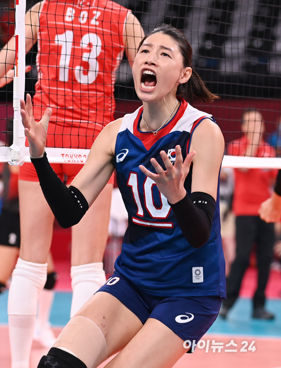 4일 오전 일본 도쿄 아리아케 아레나에서 열린 2020 도쿄올림픽 여자 배구 8강 대한민국 대 터키의 경기가 3-2 한국의 승리로 끝났다. 경기 중 공격에 성공하고 기뻐하는 김연경.