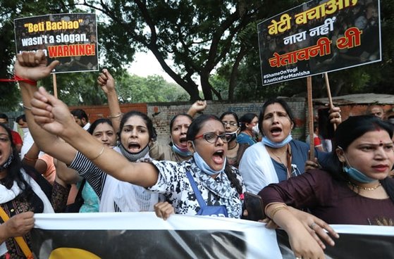 지난해 10월 1일(현지시간)에도 인도 뉴델리 델리대학교 캠퍼스 앞에서 불가촉천민 집단 성폭행 사망 사건 관련 시위가 벌어졌다. [AFP=연합뉴스]