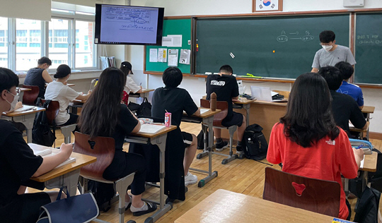 지난 7월 대구시 북구 매천고에서 성기홍 교사가 여름방학 보충수업 시간에 학생들에게 영어 수업을 하고 있다.  초록우산어린이재단 제공
