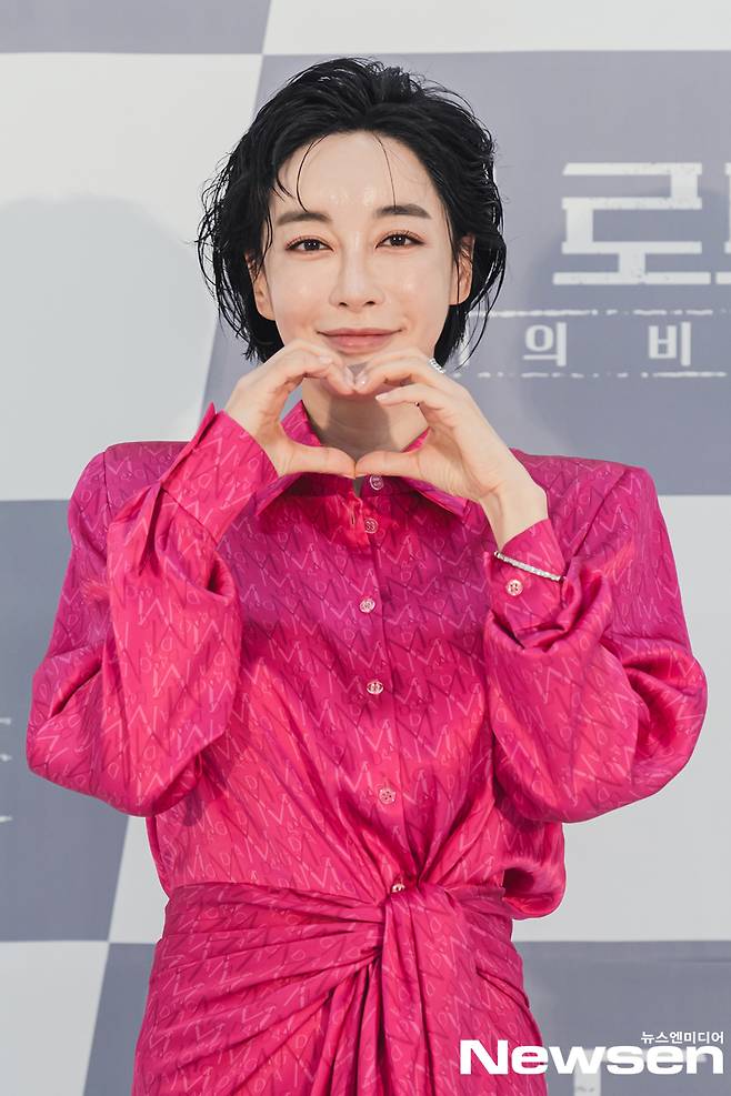 TVNs new Wednesday-Thursday Evening drama The Road: The Tragedy of 1 Online production presentation was held on August 4Kim Hye-eun responded to the photo pose on the day.Kim Noh-won, director Actor Ji Jin-hee, Yun Se-a and Kim Hye-eun attended the production presentationPhotos