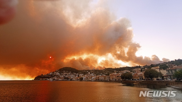 [림니=AP/뉴시스] 그리스 아테네 북부 약 160㎞ 떨어진 에비아섬 림니 마을 인근 산에서 불길과 연기가 치솟고 있다. 30여 년 만의 폭염에 더해 거센 산불과 씨름하고 있는 그리스 수도 아테네 북부 타토이에서 산불이 주택가로 번지며 주민 수천 명이 대피했다. 2021.08.04.