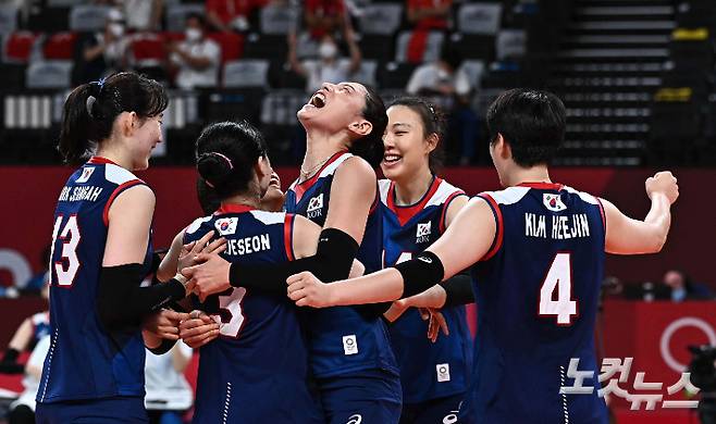 김연경을 비롯한 배구 대표팀이 4일 도쿄 아리아케 아레나 경기장에서 열린 여자배구 8강전 터키와의 대결에서 공격을 성공시킨 후 기뻐하고 있다. 올림픽사진공동취재단